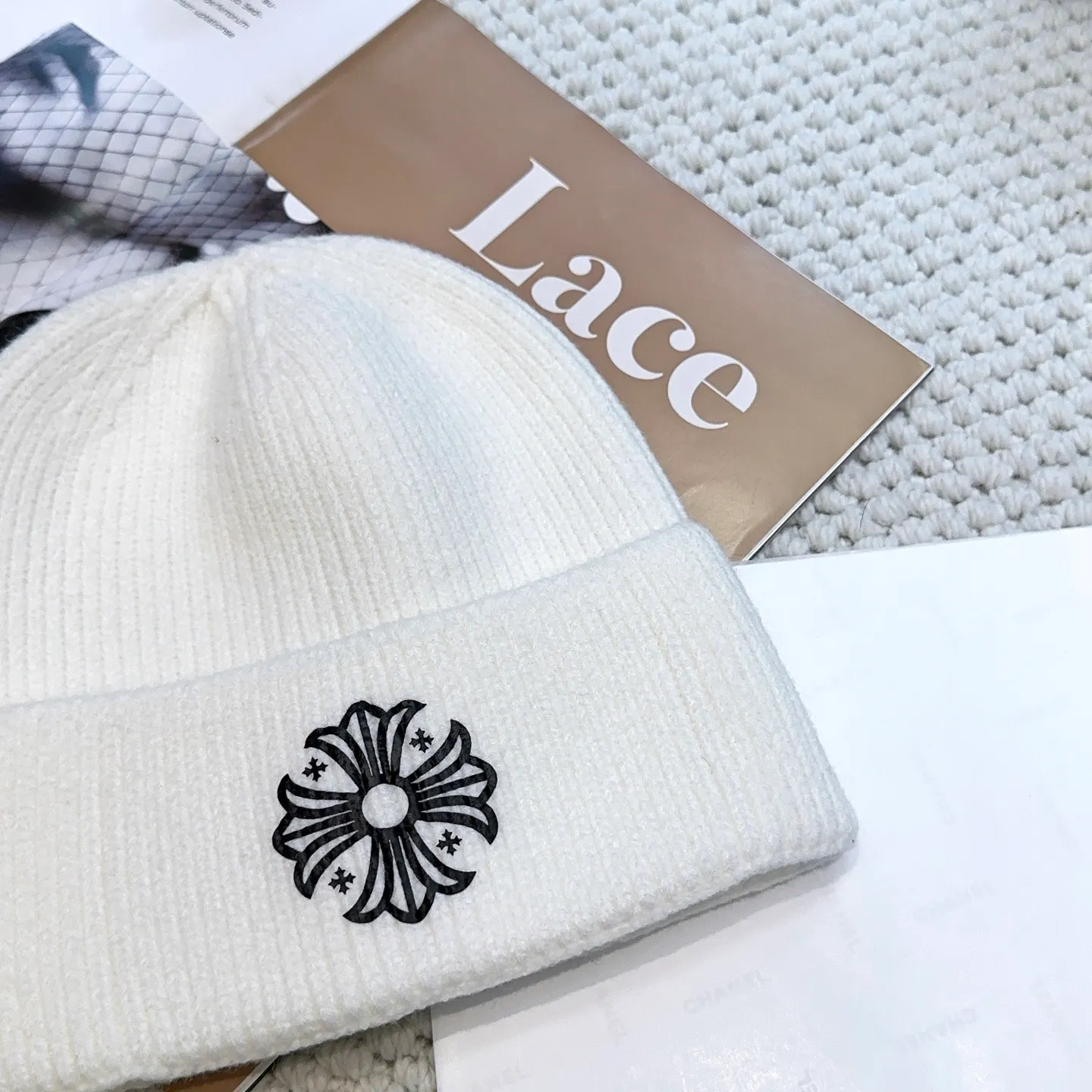 P46 🤍Chrome hearts new autumn and winter cross knitted hat🧶 One of the must-have hats in autumn and winter~ It really looks good on whoever wears it~, it is also a perfect match in black and white and gray in autumn~
